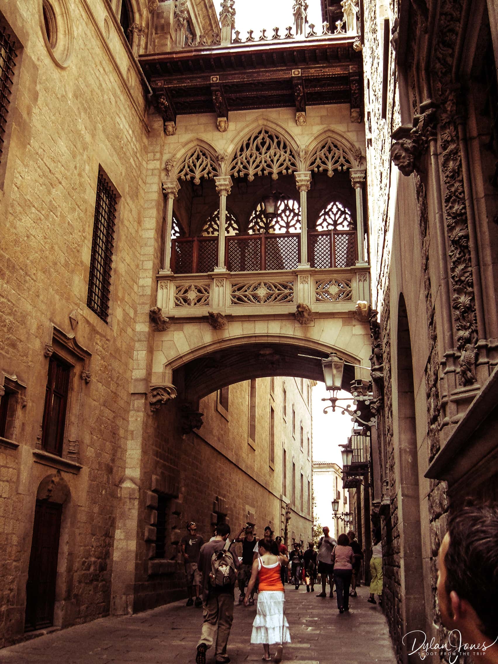 El Ponte des Bisbe in the Barri Gotic