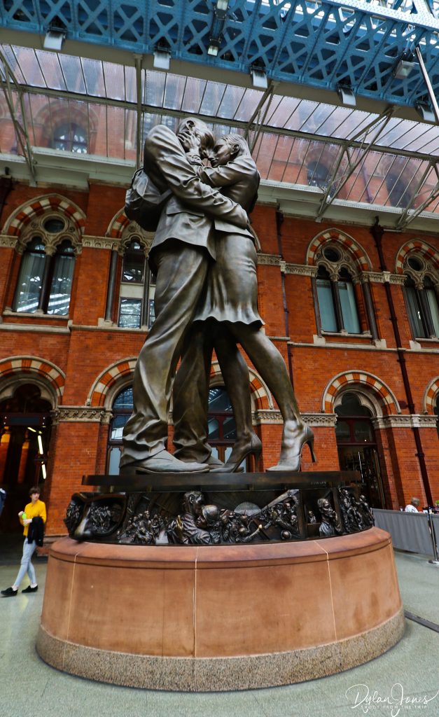 Eurostar Meeting Place Statue St. Pancras