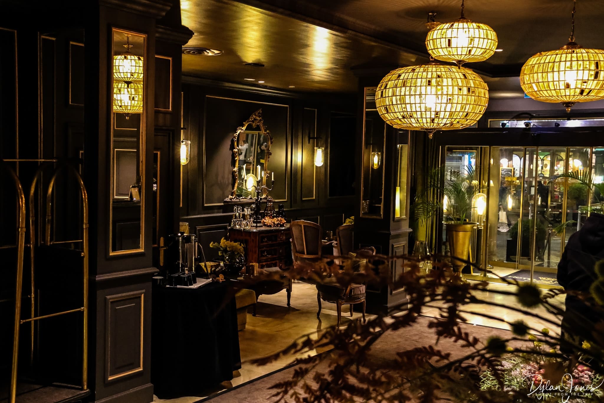 Overview of the lobby area at the Hotel Carlton Lille