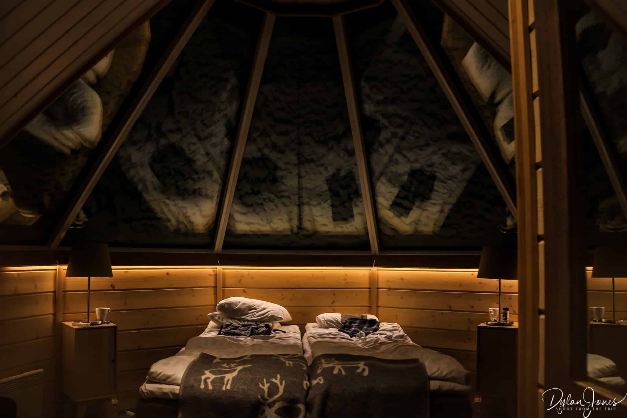 Cosy lighting in the Aurora Cabin at night