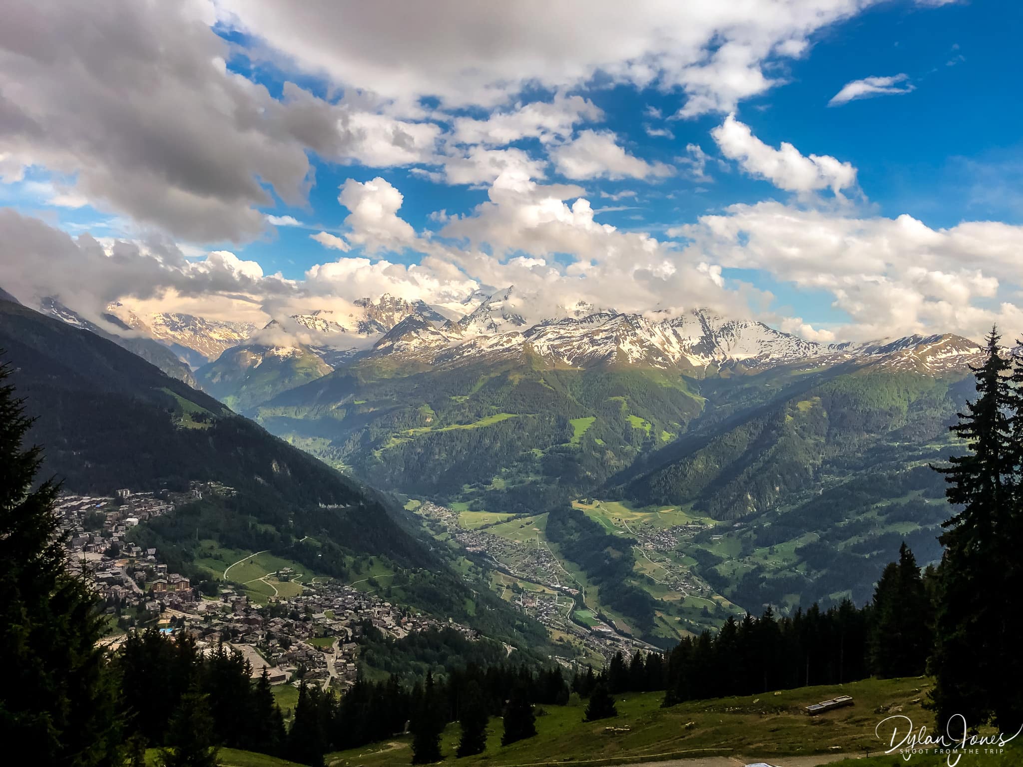 The hiking trail alongside the Bisse du Levron