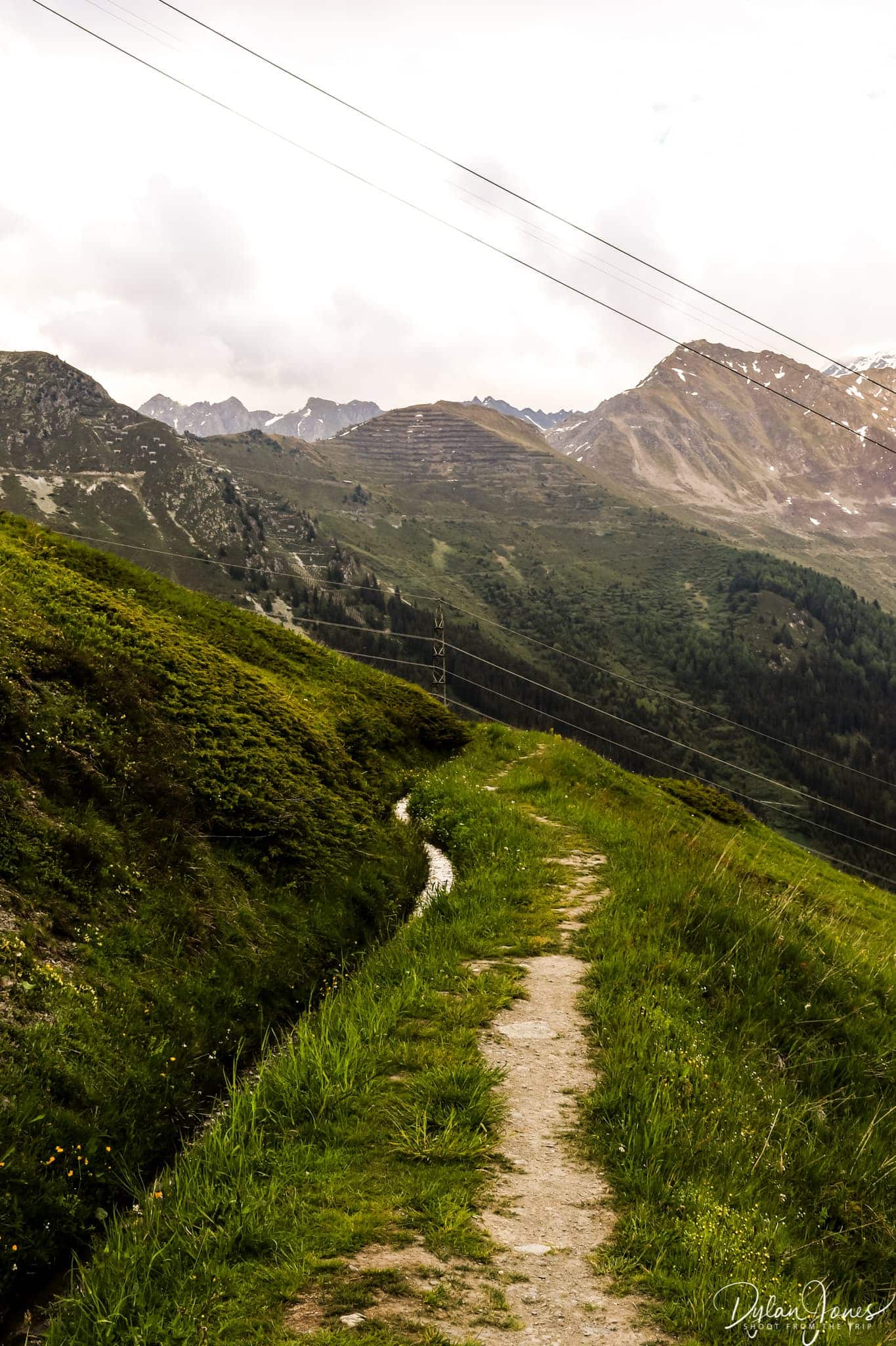 The hiking trail alongside the Bisse du Levron