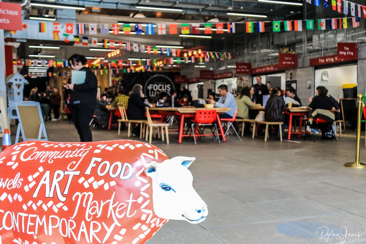 Tŷ Pawb food court