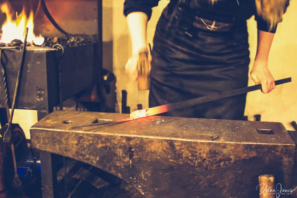 Kit shaping the blade of the scroll knife