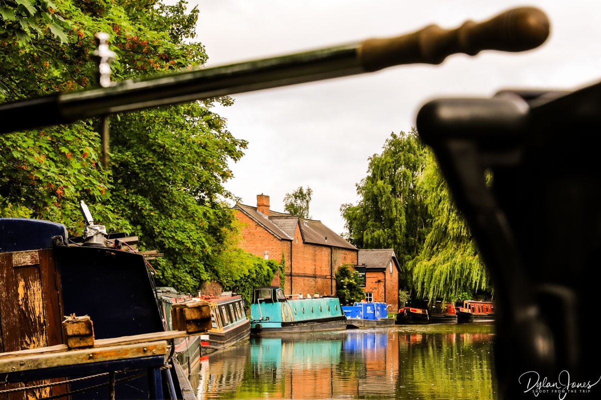 Mooring up outside the Cheshire Cat pub in Christleton